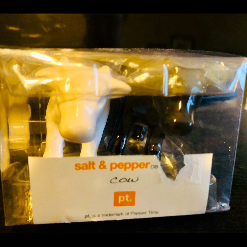 Cow salt and pepper shakers